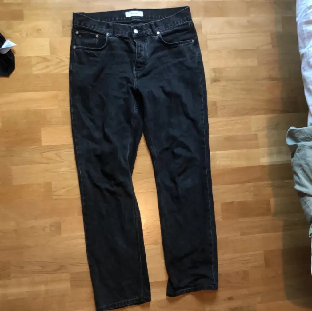 Whyred jeans inköpta för 1500kr på Brothers. Bra skick dock lite slitningar längst ner. Mellan relaxed och regular fit. . Jeans & Byxor.