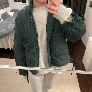 Jacka från zara  - Såå fin grön jacka från zara passar till alllt!!! Använd ett fåtal gånger och är som ny 💓💓