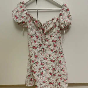 Sommar klänning  - Jätte fin klänning aldrig använd 💕