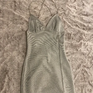 Silverglittrig klänning - Silvrig mini klänning