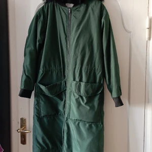 Jacka från Monki - Jacka från Monki. Använd ett fåtal gånger så i fint skick. Luvan är avtagbar.