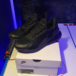 Nike Air 270 - St 40 ganska använda men förutom märkena på hälen och det på sulan är dom fina. Köpta 2022 på Foot Locker för 1699 finns kvitto.