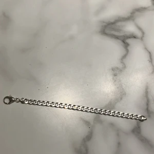 Silver armband  - Silver armband lite tjockare köpt på guldfynd för lite över 1000kr det är äkta silver! 20 cm