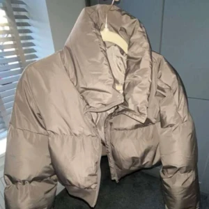 Kort Mocha Jacka 🤎 - Jätte fin jacka jag fick i julklapp, men inte kommer till användning för den är mer till för vår/höst. Skriv för frågor 🤎(den är  brun grå färg skulle jag säga)