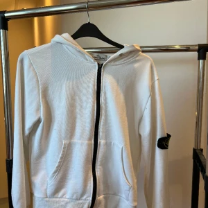 Stone Island kofta strl S/M - Stone Island kofta som är i gott skick! Nypris ligger runt 3000:- och säljs för ett billigt pris! Hör av dig ifall du har frågor!