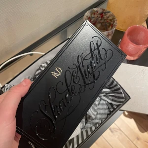 Kat Von D Contour palett - Oanvänd Kat Von D Face Contour palett, fick i julklapp men inget jag använder och den var ej plomberad så kunde ej lämna tillbaka. 