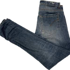 Tjena! Säljer nu mina riktigt snygga dondup jeans i storlek 30. Nypris 3000kr mitt pris 749kr! Jeansen är i väldigt bra skick 9/10. Kan gå ner i pris vid snabb affär!