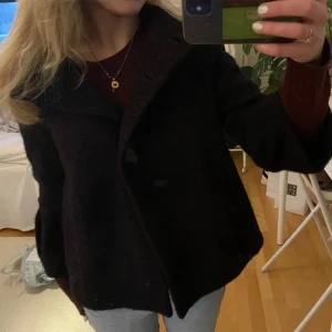 Trekvartsärmad kappa - Säljer en trekvartsärmad kappa från zara som är mestadels svart men har lite toner åt det lila hållet! Superfin! 