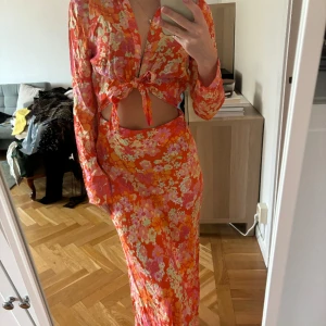 Klänning med knytning - Aldrig använd, lite skrynklig som enkelt går att fixa, dragkedja vid sidan