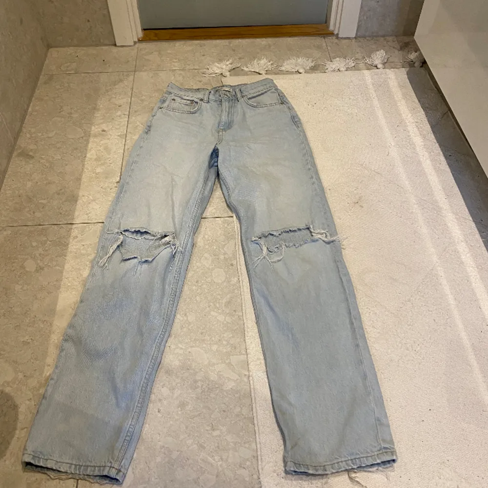 Fina ljusblåa jeans från h&m med storlek 32. Är tyvärr för små för mig. Är medelmidjade baggy med hål på knäna. Har använts hyfsat bra men är i bra skick!! Skriv för mer info. Jeans & Byxor.