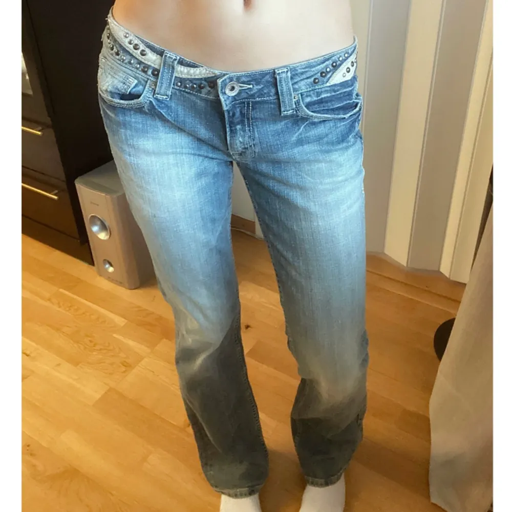 Super snygga och unika miss me bootcut jeans som inte kommer till användning!! Jag är 177cm lång och dom går ner till marken🤍 MID: 40cm INRB: 87cm . Jeans & Byxor.