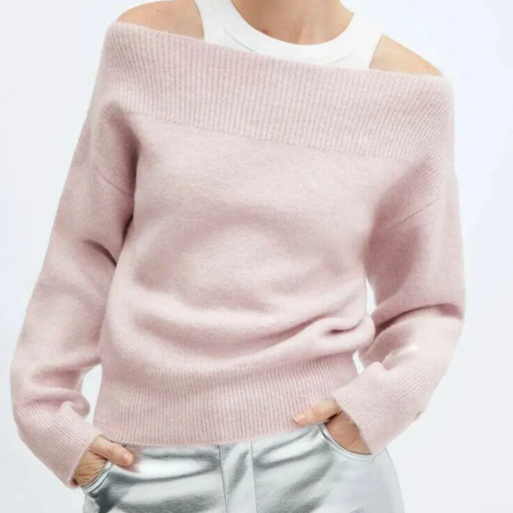 Jättesöt stickad off shoulder tröja i storlek S i rosa. väldigt bra skick. Dma för fler bilder💗Nypris ligger på 420kr och den är helt slutsåld!!. Tröjor & Koftor.