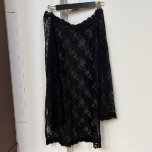 Spets klänning  - 76cm lång. Fint skick, hittar inga defekter. Tyvärr ingen bild med klänningen på. Bortklippt lapp men uppskattad storlek XS-S. 