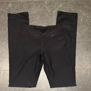Nike bootcut tights - Säljer dessa träningstights ifrån Nike i en bootcut modell. Bra skick, hör av er vid frågor