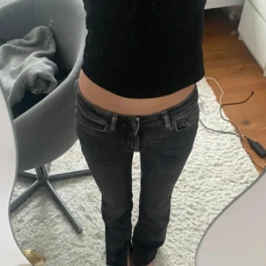 Lågmidjade jeans från Only💗 - Säljer dessa jeansen som jag köpte här på Plick, aldrig använda av mig då dem ej passade💗 Storlek 32🙌🏼