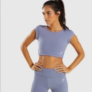 Gymshark cropped tee - Loggan har börjat flagna lite storlek S men skulle säga att den passar som en XS