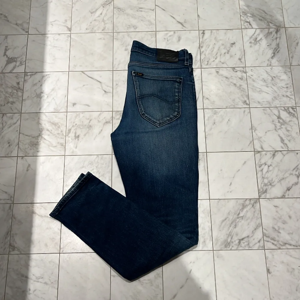 Hej, säljer ett par riktigt snygga Lee jeans i storlek 30/32 samt färg mörkblå med en riktigt fin fade. Skick 10/10 inga fel alls, helt nya. Kom dm för fler bilder/frågor osv!😉. Jeans & Byxor.