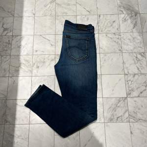 Hej, säljer ett par riktigt snygga Lee jeans i storlek 30/32 samt färg mörkblå med en riktigt fin fade. Skick 10/10 inga fel alls, helt nya. Kom dm för fler bilder/frågor osv!😉
