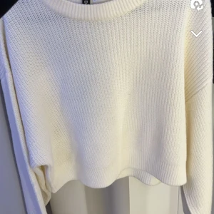 Stickad tröja  - Vit stickad tröja lite kort 