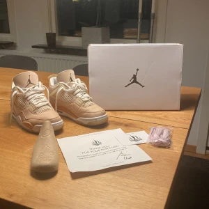 Jordan 4 ’shimmer  - Säljer mina Jordan 4 ’shimmer Storlek 40,5 eu Allt og samt köp bevis från 2am club ingår  För fler funderingar hör av dig pm! Skambud undanbedes. 