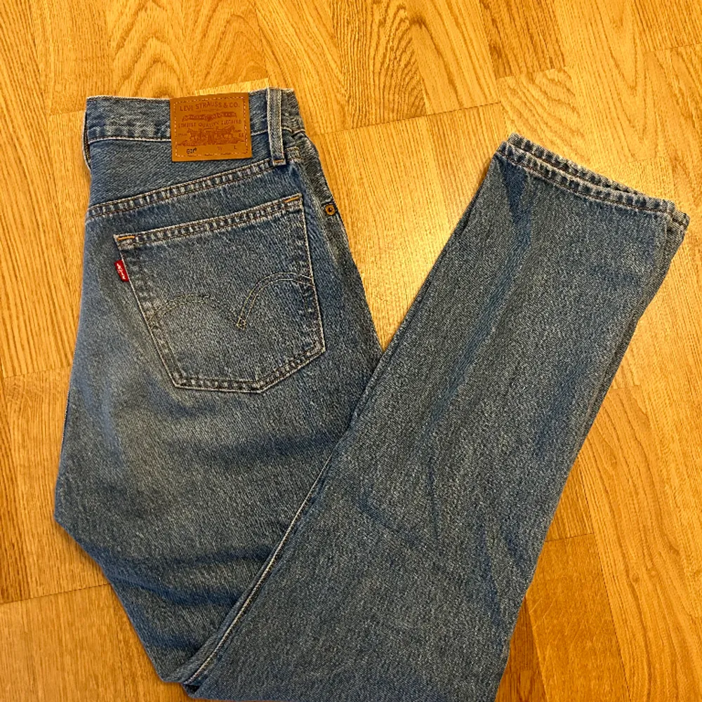Levi’s 501 - storlek 27/30 Medelhög midja och raka ben. Använda 1 gång. Upplever dom små i strl.  . Jeans & Byxor.