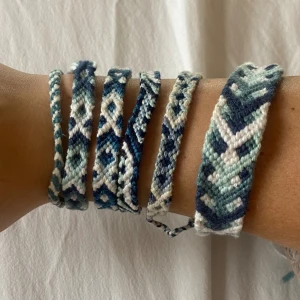 Knutna armband  - Knutna armband💗 kan göra i blev färger och mönster men det är dessa säljer jag just nu och kan posta snabbt⭐️  JUSTERBARA, skriv gärna vid frågor och pris!💞