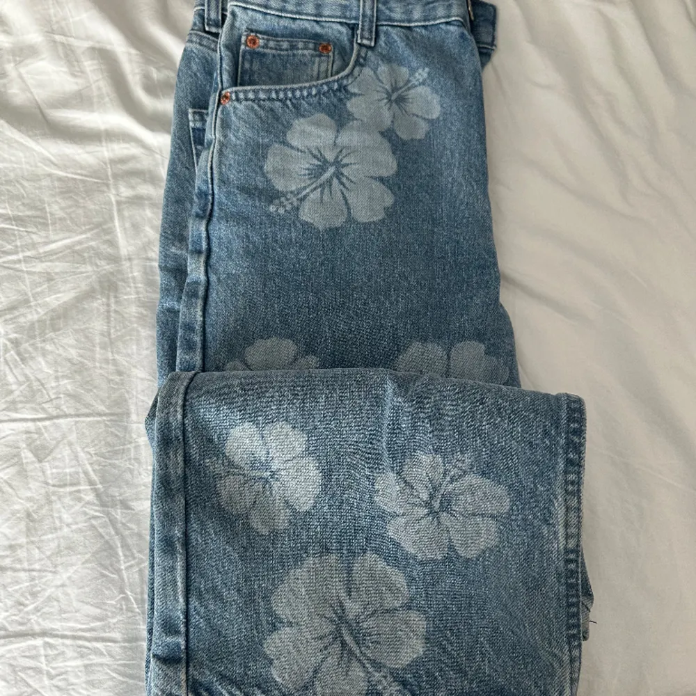 Snygga och annorlunda jeans från zara med blommor på. Säljer pga att de är för små för mig nu. Sparsamt använda. Super fina till vår/sommar.. Jeans & Byxor.