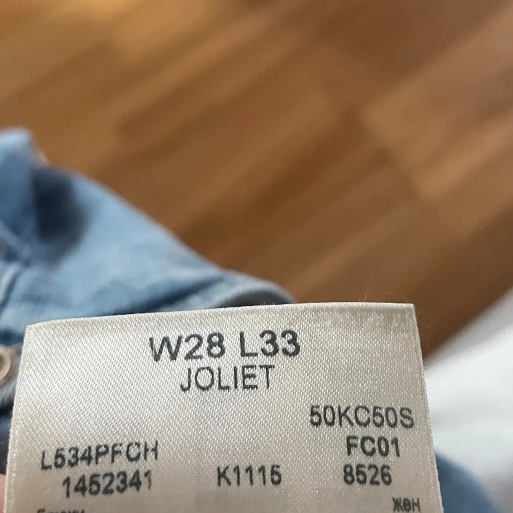 Säljer dessa jeans ifrån Lee då dom inte har kommit till någon användning!! Dom är lågmidjade och är i storlek W28 L33💗 priset kan diskuteras!!. Jeans & Byxor.