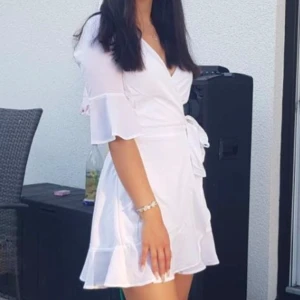 Studentklänning - Studentklänning från Bubbleroom endast använd på min mottagning, alltså INTE utspringet! Stretchig material så passar Xs och S❤️