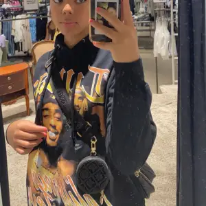 Säljer denna skit coola tupac hoodien pga inte min stil längre. Men den är i hur bra skick som helst och väldigt tjockt och bra material 