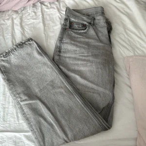 Ljusgråa jeans  - Snygga raka ljusgråa jeans med medelhög midja från Gina Tricot, använda få gånger, lite slitna nere vid fötterna. Jag är 162,5 cm lång.