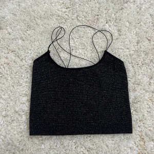 Topp - Svart glittrig fest topp 