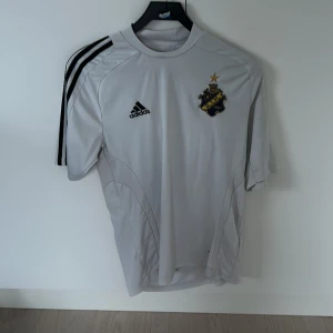 AIK tröja  - Oklart vilket år men den är mycket skön  Passar inte mig längre 