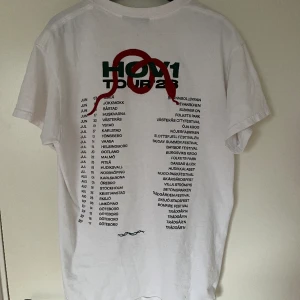 Hov1 merch  - Säljer min hov1 merch, tröjan är i storlek M men känns som S, inga defekter förekommer❤️