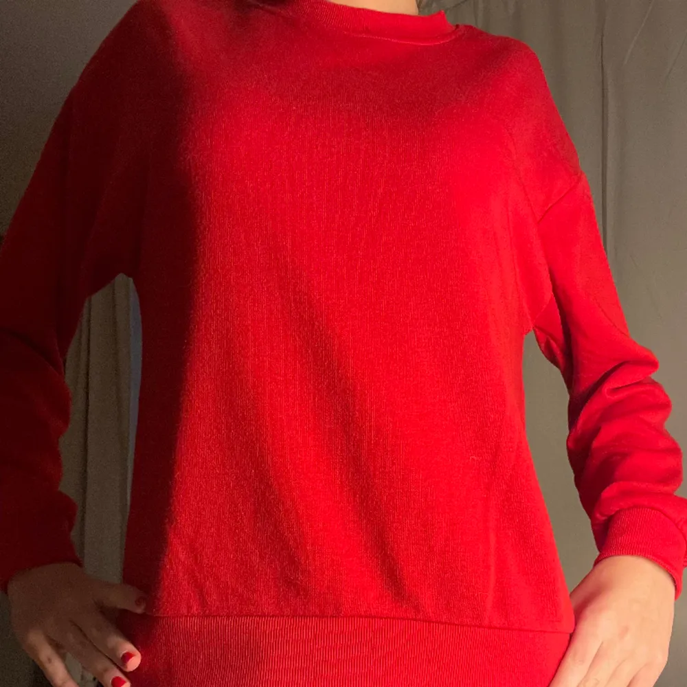 En fin röd sweatshirt från Vero Moda som nästan aldrig är använd❣️. Hoodies.