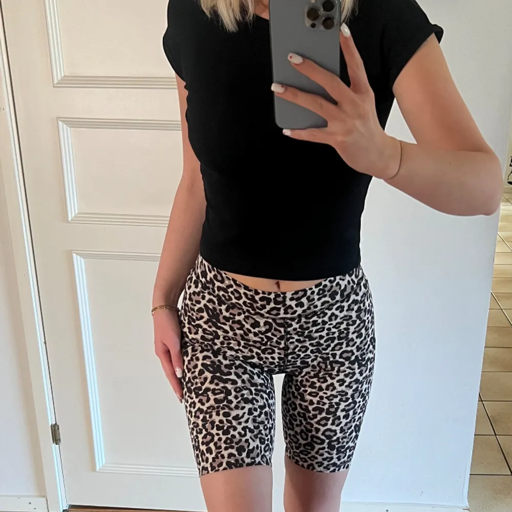 Säljer dessa leopard mönstrade cykelbyxorna då de aldrig kommit till användning. Storlek XS men passar även mig som normalt bär storlek S då de är väldigt stretchiga. . Jeans & Byxor.