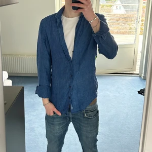Stenströmsskjorta - Säljer nu min stenströmsskjorta som inte kommer till användning, den är i storlek s och passform slimline. Den har en lagning i höger ärm där av priset, skriv vid funderingar!!🌟