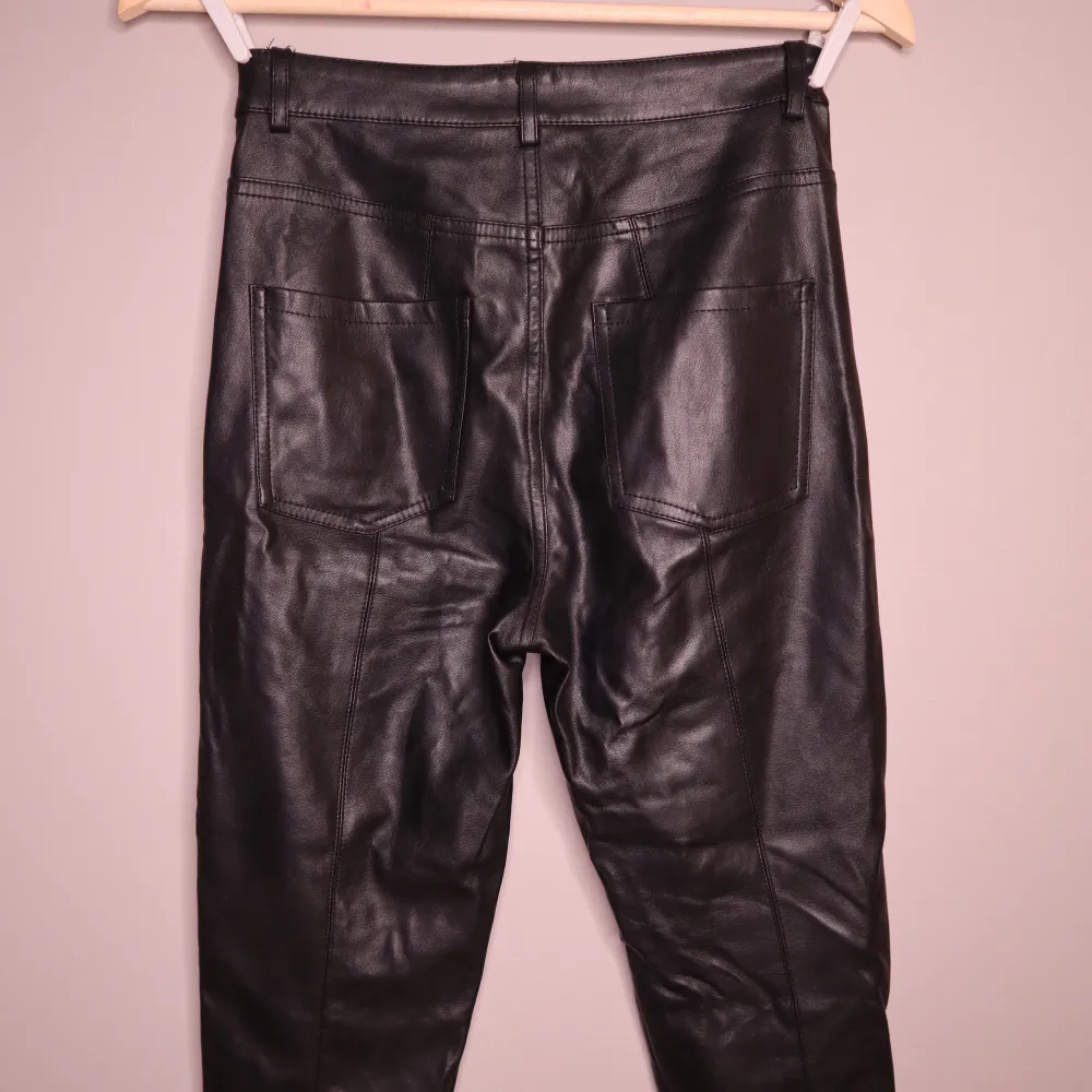 Svarta Skinnbyxor från Gina Tricot i strl 34. Jeans & Byxor.