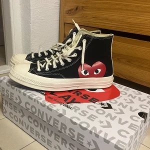 Converse x CDG - Använda fåtal gånger, lite smutsiga men inget som inte går bort vid tvätt. 9/10. Kartong medföljer