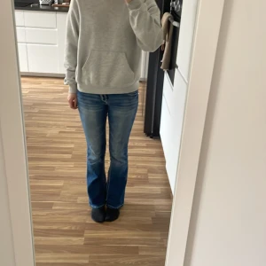 Jeans - Säljer dessa jeans som jag köpt utomlands. Lågmidiade bootcut jeans med snygga fickor. Storlek 0 men passar 26/30