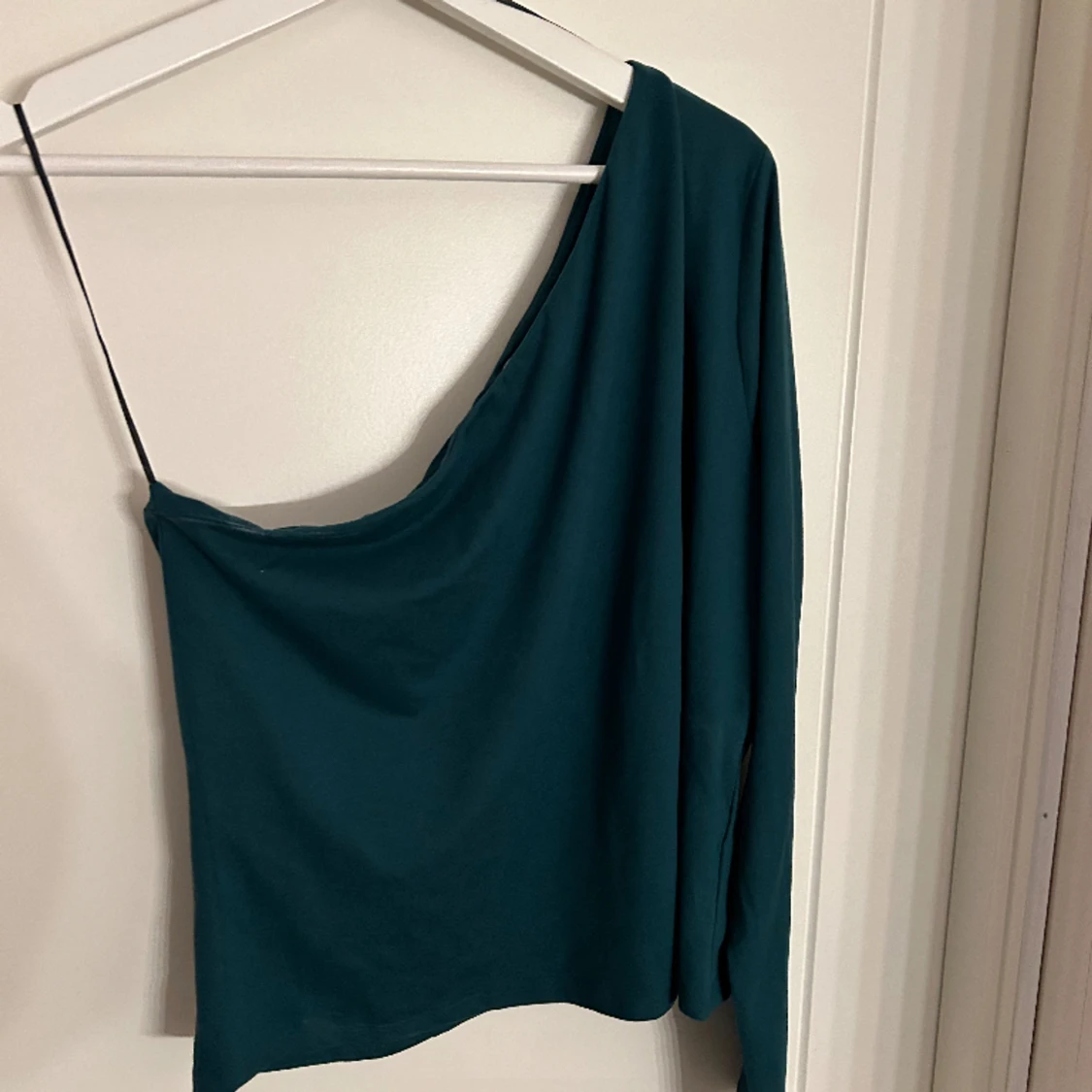 Mörk grön enarmad tröja