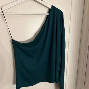 Mörk grön enarmad tröja - Aldrig använd! Stor i storleken