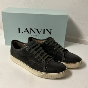 Lanvin skor - Tja säljer dessa feta lanvin skor i färgen grå med oliv gröna snören som blir en riktigt fet combo, lite slitage på insidan vid hälen men ingrt som märks. Skick 7/10