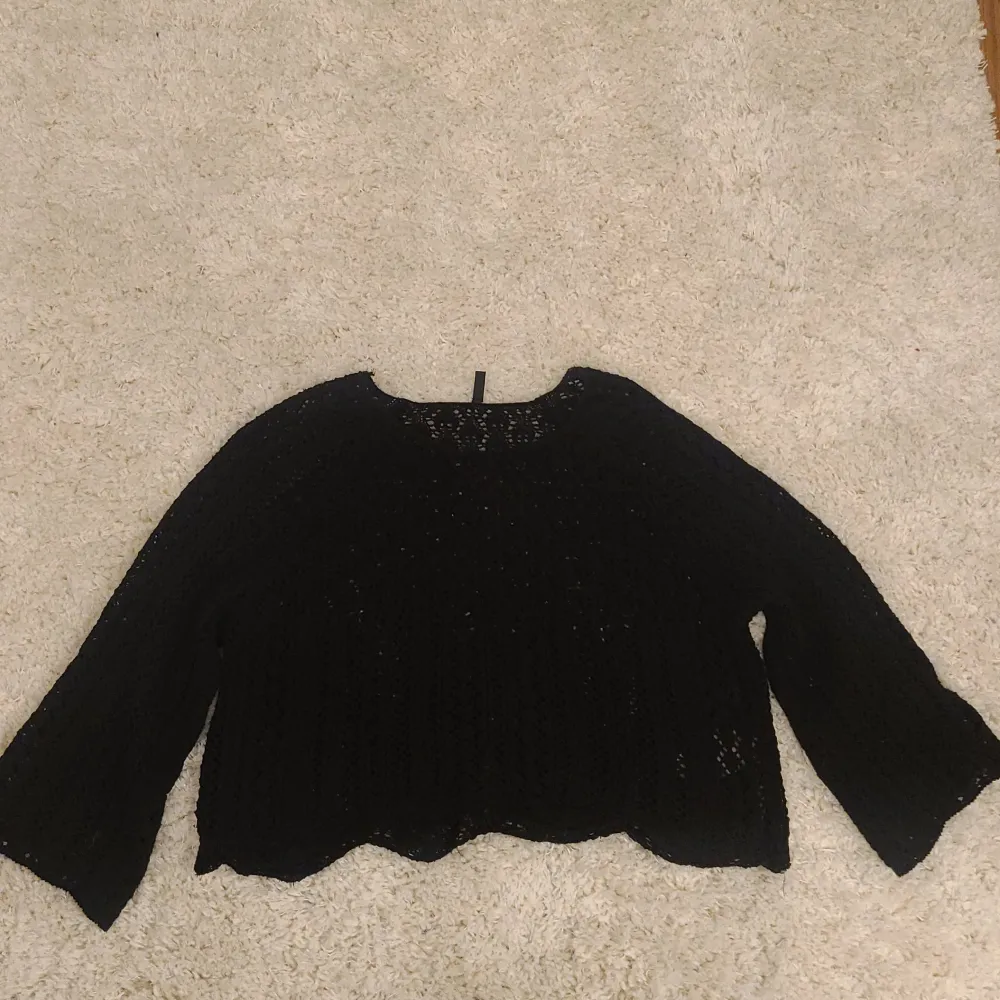 Något croppad tröja från Only med 3/4 ärmar. Säljer på grund av att jag aldrig använder den! 💫. Toppar.