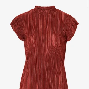 PLISSERAD TOPP - Plisserad topp från ELLOS! Köptes förra vintern och har inte kommit till så stor användning då det inte är min stil längre. Köptes för 249kr. 