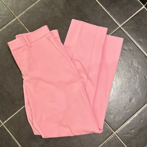 Mango kostymbyxor 💘 - Storlek 34 men passar även 36. Så fina. Endast använd en gång där temat var ”rosa”. Skick 10/10 💘