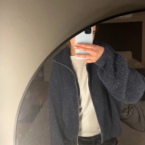 Kofta  - Säljer min stickad kofta från lindex i storlek L men den är som en S