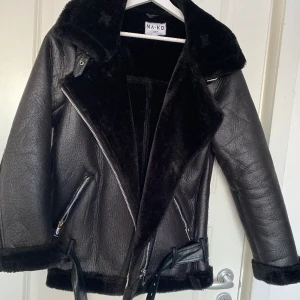 Nakd- Jacka i pu  - En fin svart jacka från nakd som passar till höst, vinter och vår beroende på vad man har under. Passar till allt och är i bra skick då den använts 2-3 gånger och var köpt för 1 år sen. Köpt för 799 kr och säljs för 450 kr.