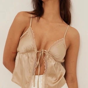 Spetts top  - Super fin Satin topp från NA-KD. Endast testad, säljer eftersom jag redan har en liknande. Så fin och justerbara straps💗