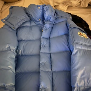 Blue Moncler Maya 70 Down Jacket Jubileum - Strlk: 2/medium  Sick:10/10  Andvänd fåtal gånger köpt från hemsidan ssense för strax under 17 tusen  Säljer pga pengarmissbruk kostar runt 20 ny